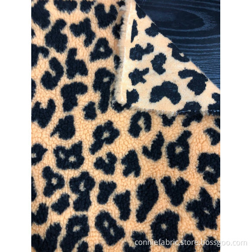 100% polyester sherpa jacquard med leopardmönster